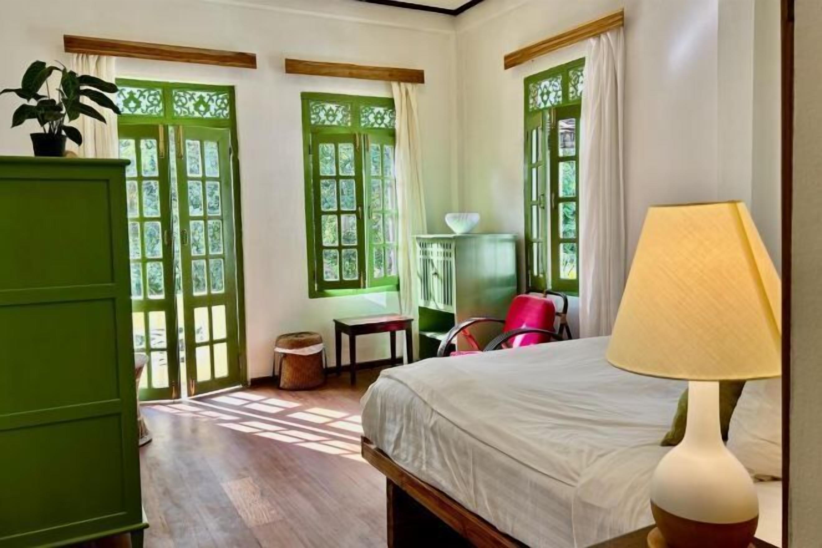 Minibar, brankas, meja kerja, dan Wi-Fi gratis