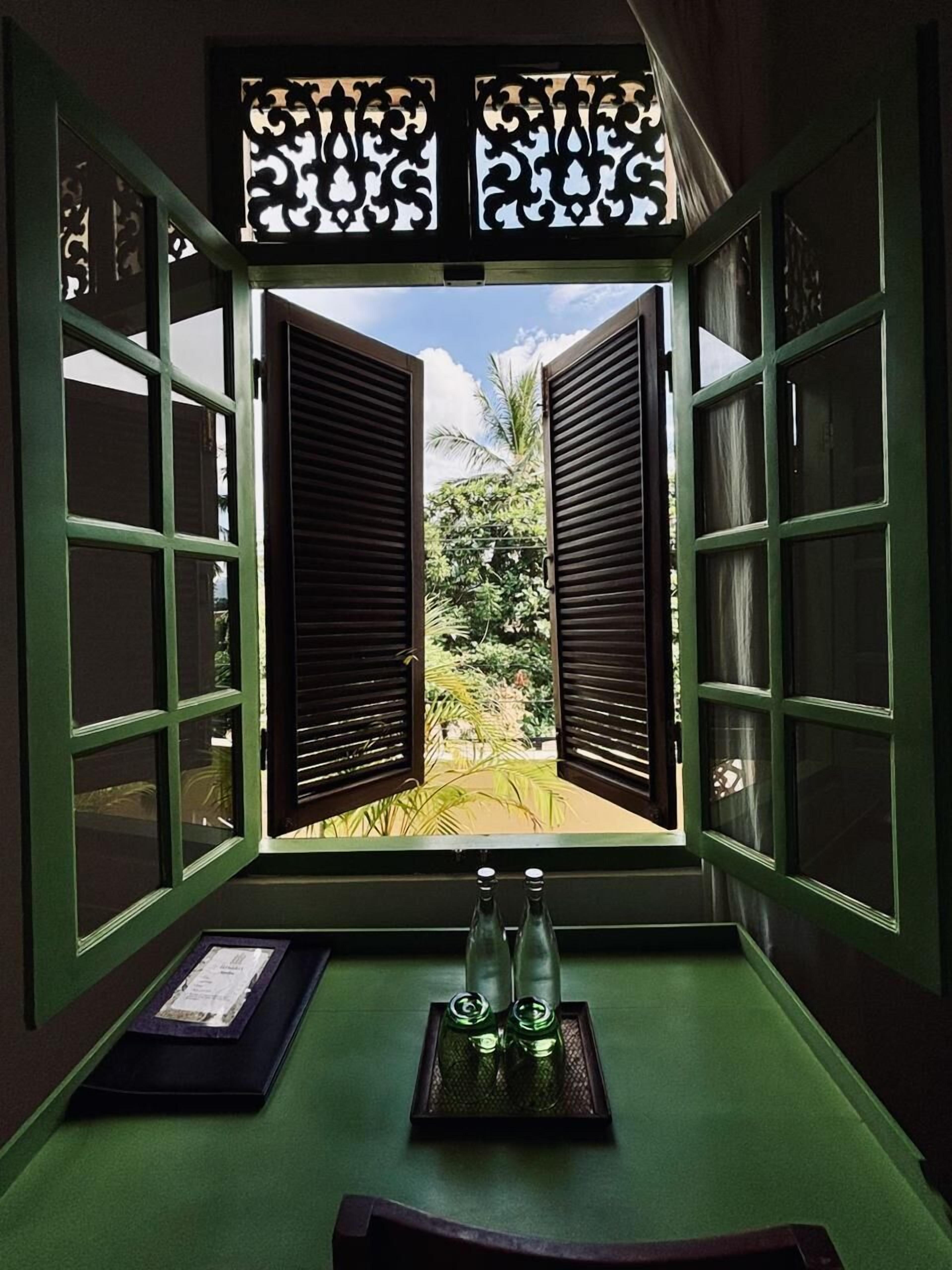 Minibar, coffres-forts dans les chambres, bureau, Wi-Fi gratuit