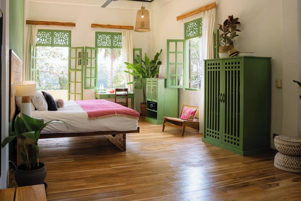 Deluxe Double or Twin Room, River View | Bar mini, peti besi dalam bilik, meja, Wi-fi percuma 