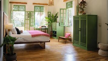 Kahden hengen deluxe-huone (yksi tai kaksi sänkyä), jokinäköala | Minibaari, tallelokero huoneessa, työpöytä, ilmainen Wi-Fi