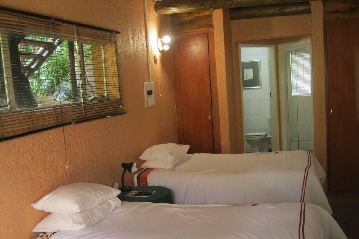Quarto duplo (TWIN OAKS 1) | Roupas de cama premium, cofres nos quartos, individualmente decorados