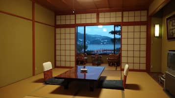 Caja de seguridad en la habitación y escritorio