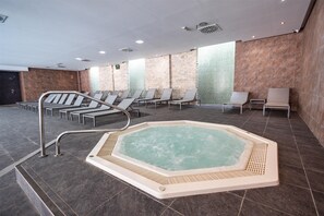 Piscine couverte, 2 piscines extérieures, parasols de plage