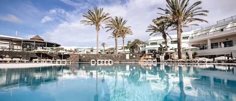 Piscina interna, 2 piscinas externas, guarda-sóis, espreguiçadeiras