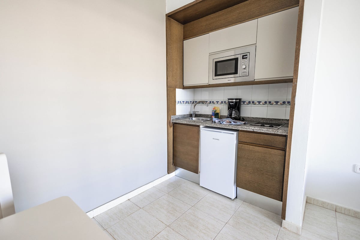 fridge, microwave, stovetop, coffee/tea maker