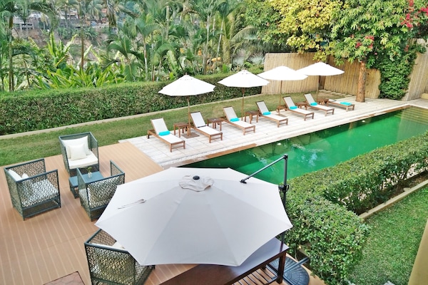 Una piscina al aire libre