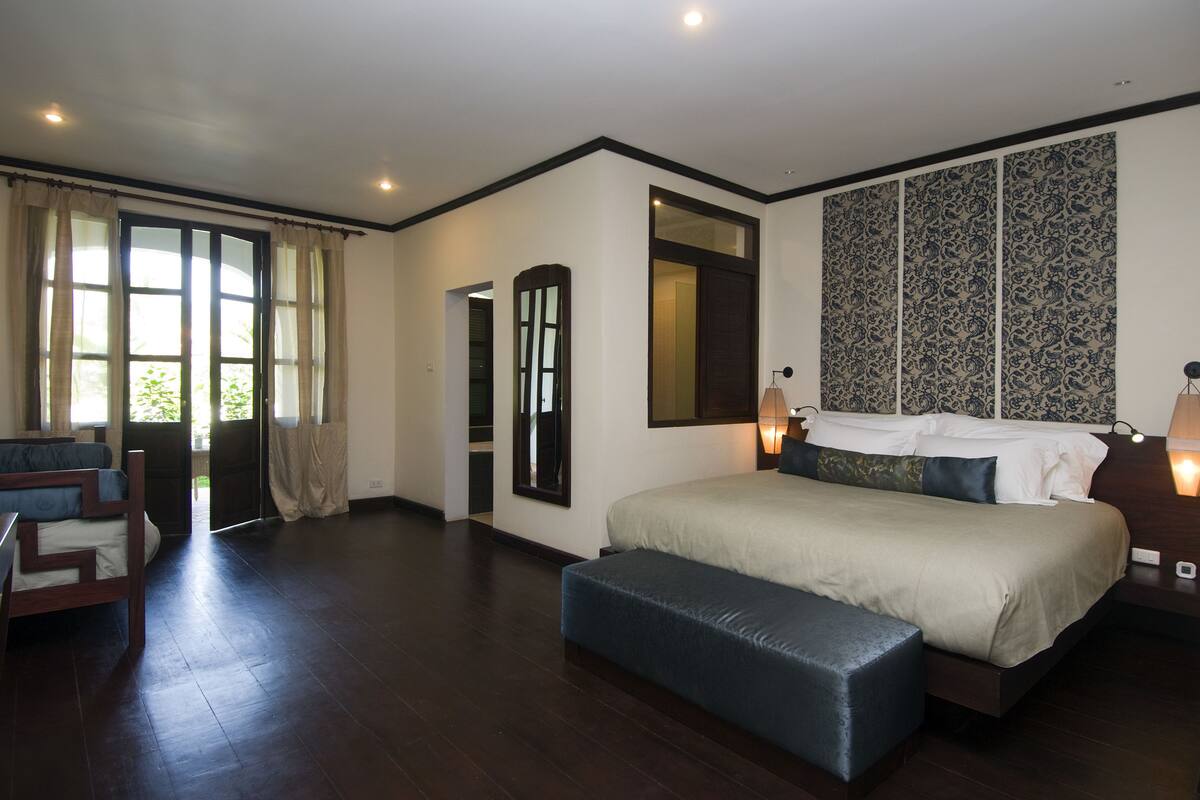 deluxe double room, ground floor (garden view deluxe queen) | in-room safe, desk, soundproofing, rollaway beds