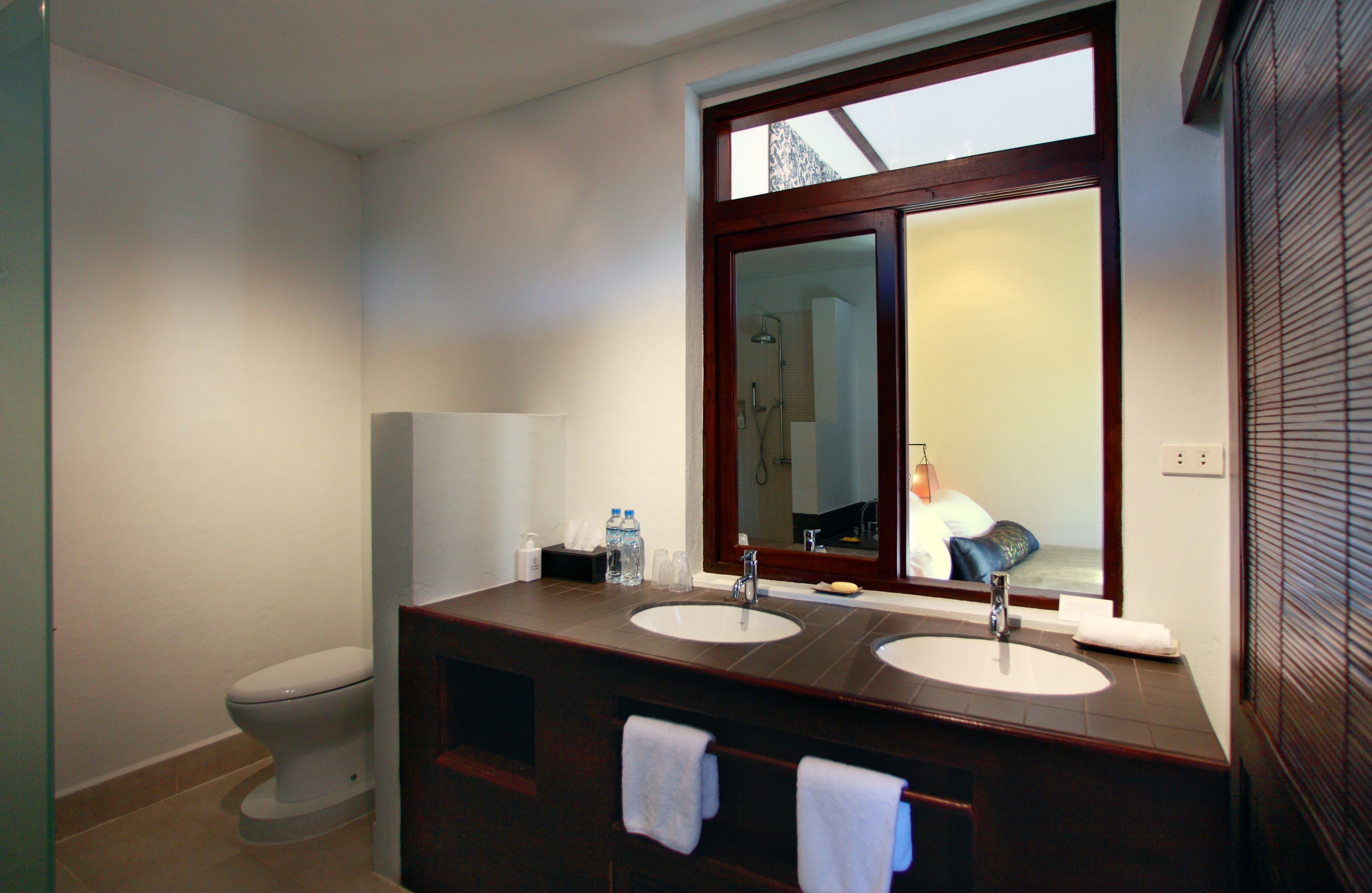 deluxe double room, ground floor (garden view deluxe queen) | bathroom | separate bathtub and shower, free toiletries, hair dryer, bathrobes