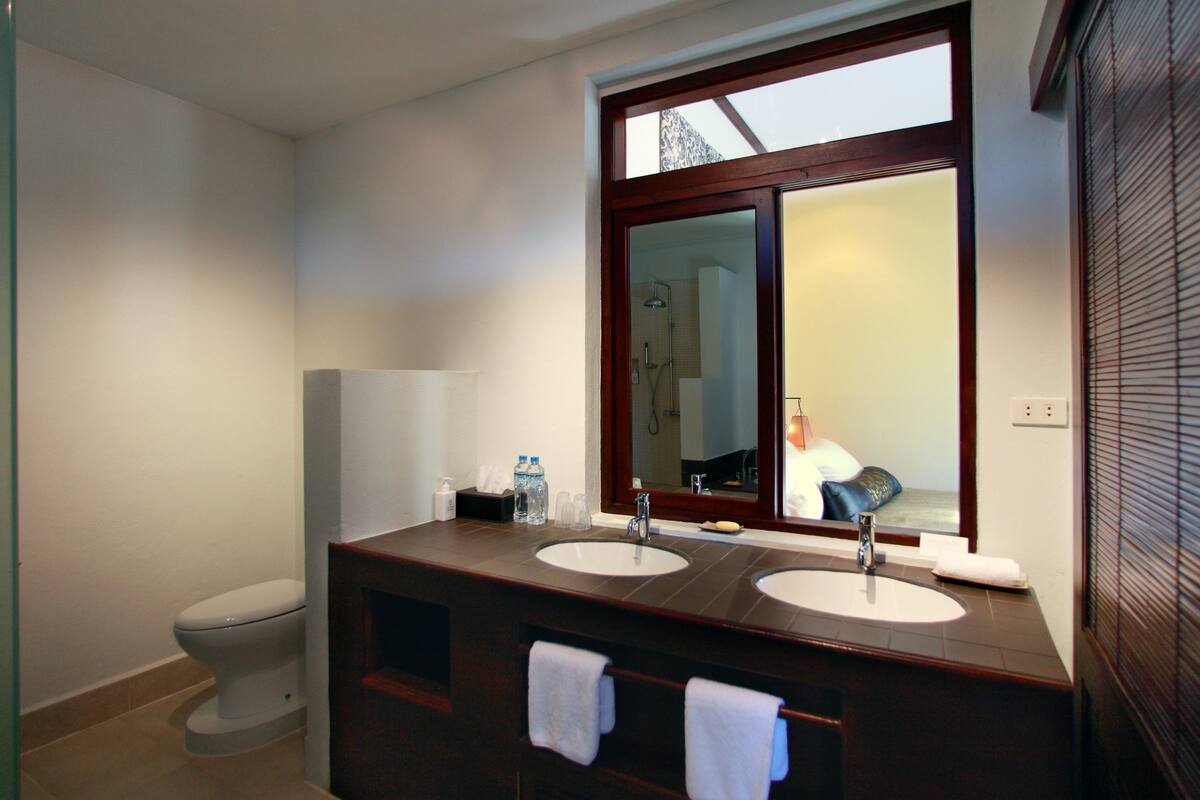 deluxe double room, ground floor (garden view deluxe queen) | bathroom | separate bathtub and shower, free toiletries, hair dryer, bathrobes