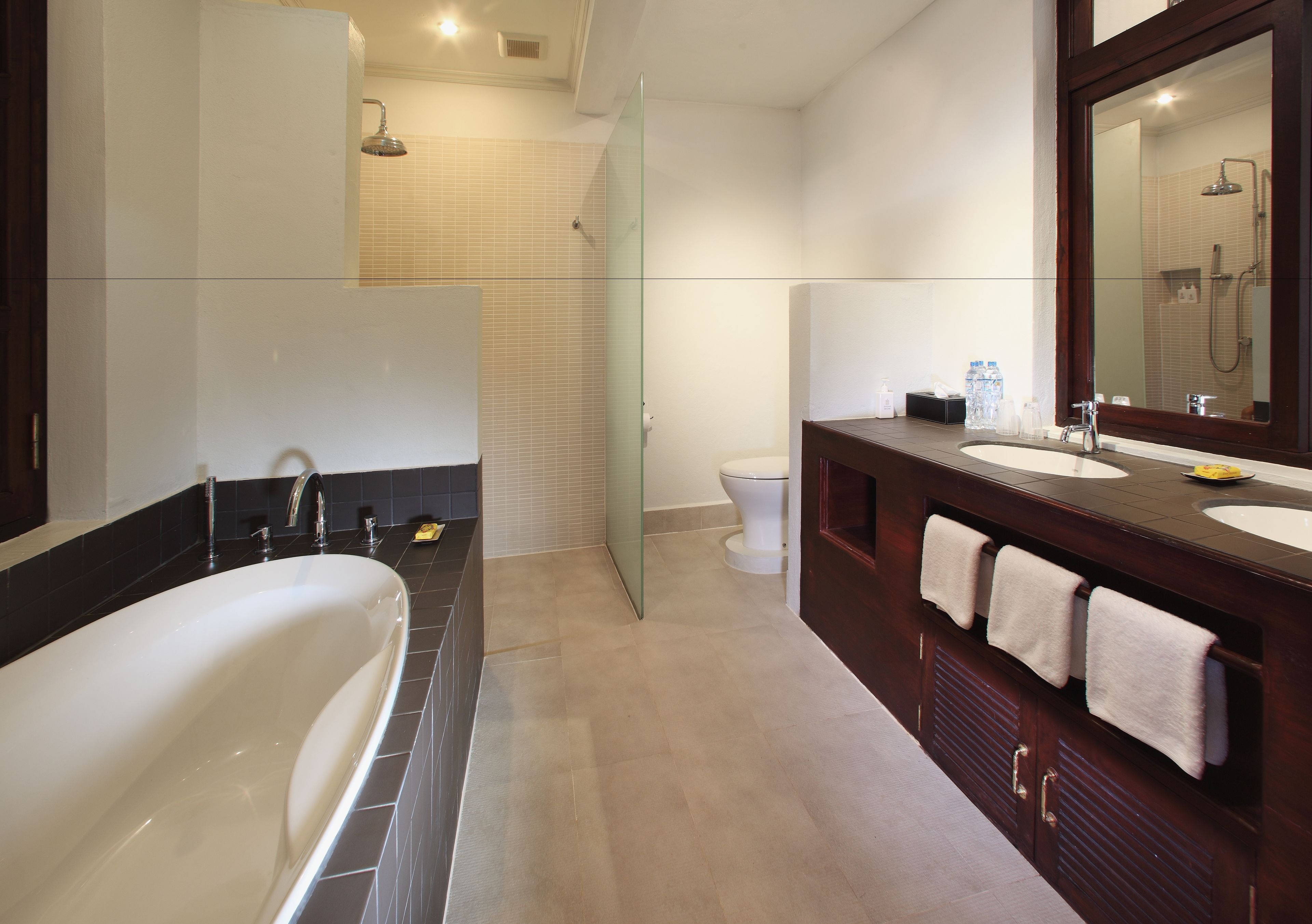 deluxe double room, ground floor (garden view deluxe queen) | bathroom | separate bathtub and shower, free toiletries, hair dryer, bathrobes