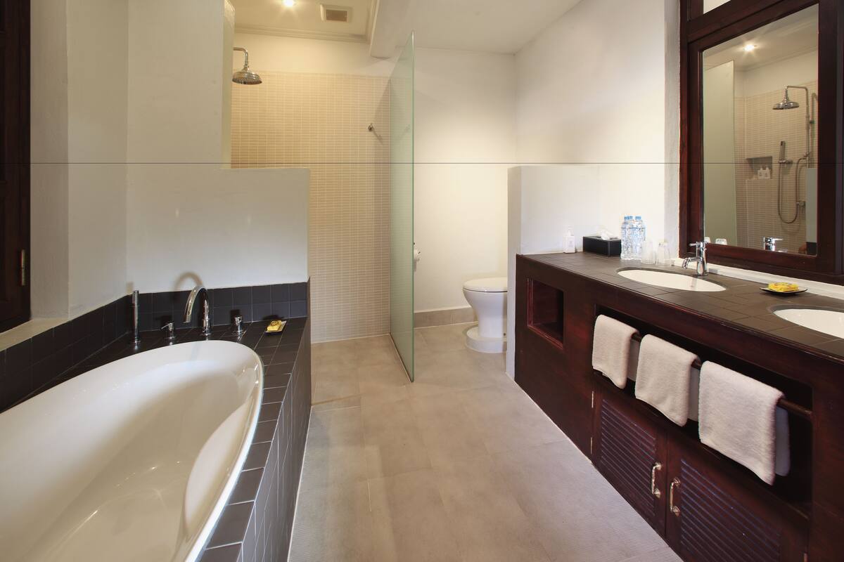 deluxe double room, ground floor (garden view deluxe queen) | bathroom | separate bathtub and shower, free toiletries, hair dryer, bathrobes