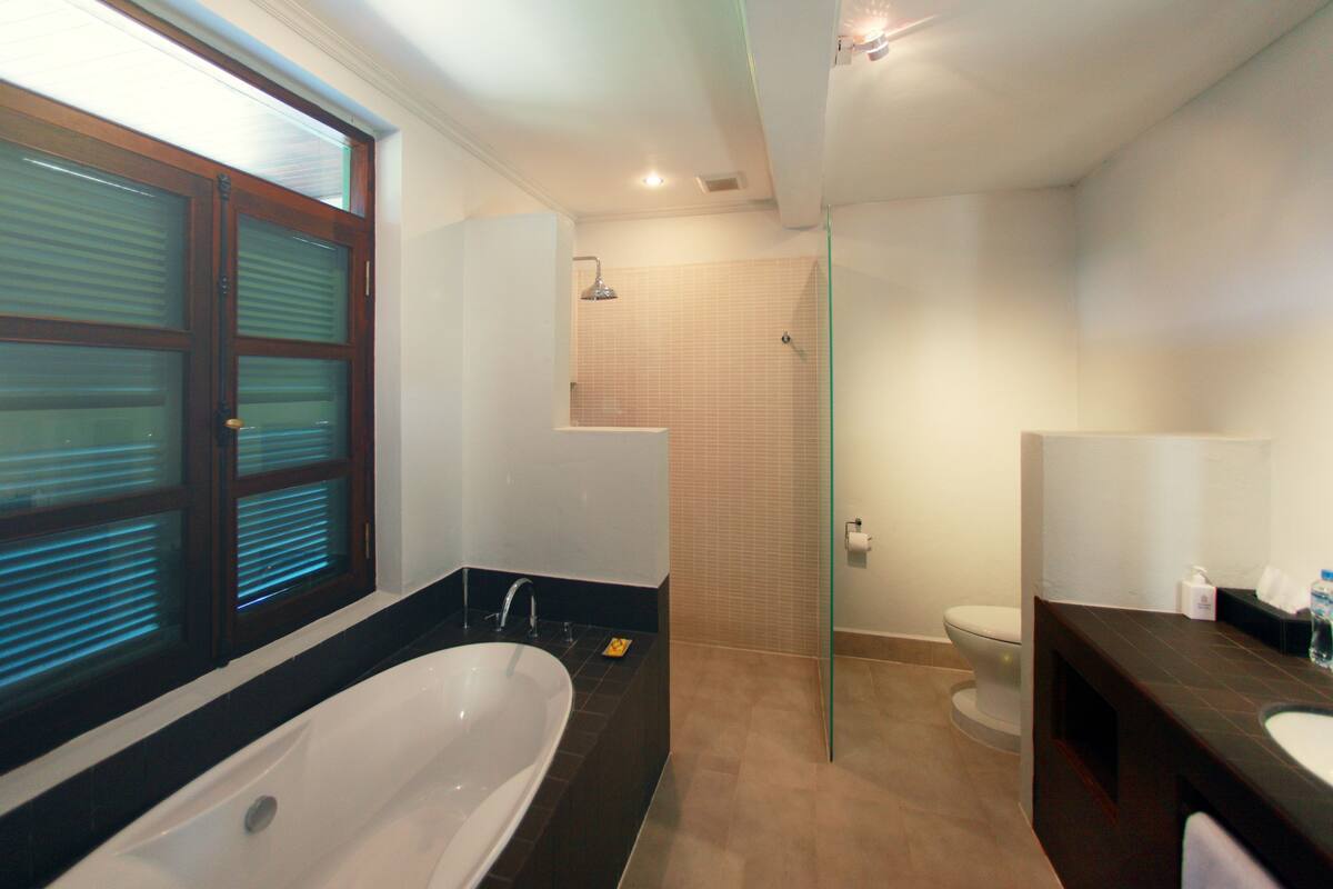 deluxe double room (river view deluxe queen) | bathroom | separate bathtub and shower, free toiletries, hair dryer, bathrobes