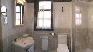 Een badkamer met een wastafel, toilet en douche.
