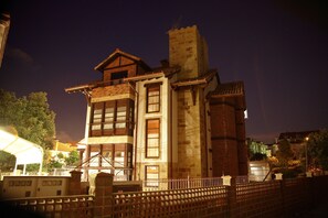Fachada da propriedade à noite