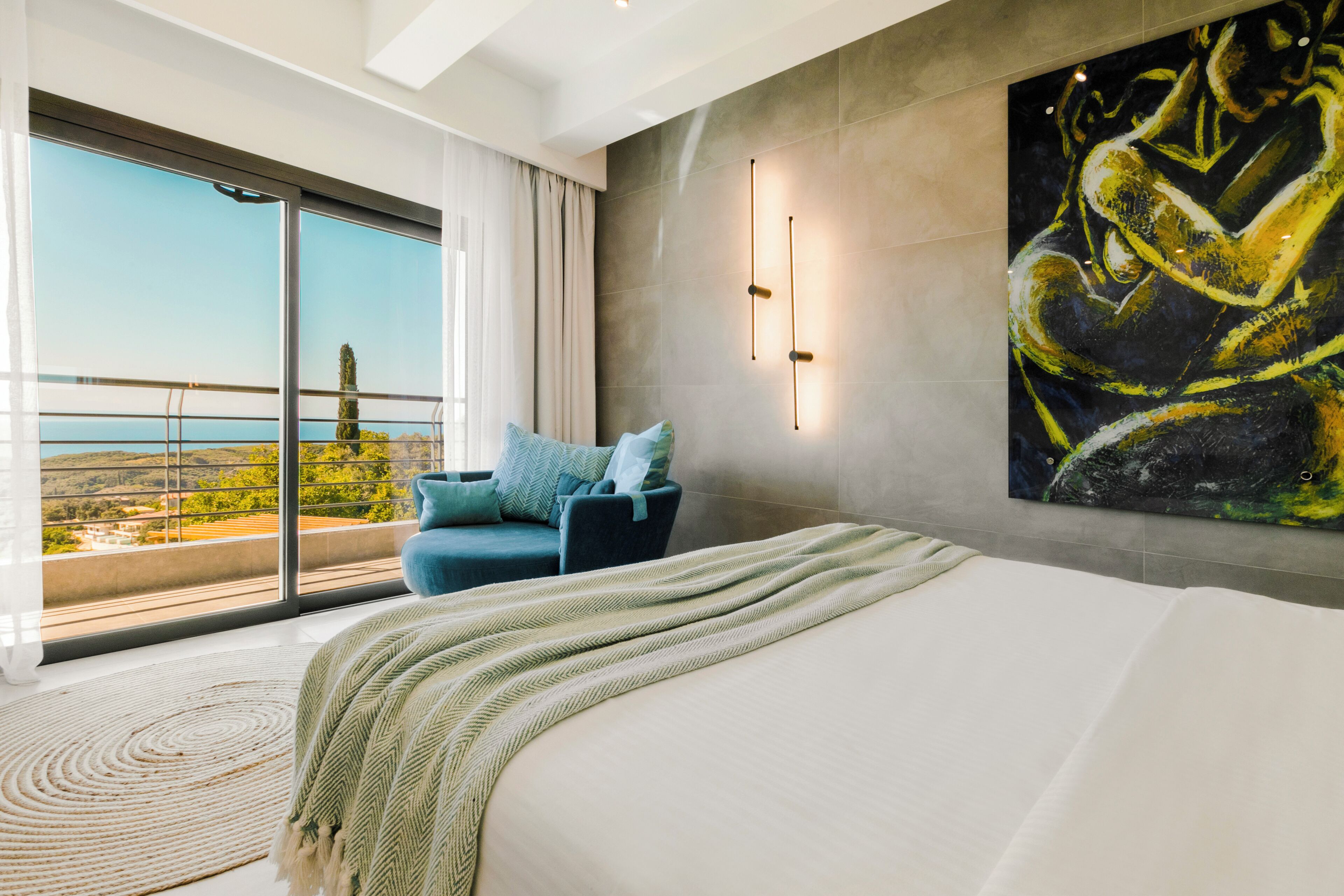 Un dormitorio moderno con una cama grande, vistas a la ciudad y un cuadro en la pared.
