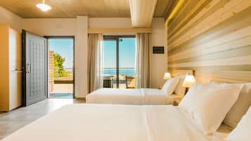 Studio Deluxe, quang cảnh biển (3 Guests) | Két bảo mật tại phòng, trang bị nội thất với thiết kế riêng biệt, bàn