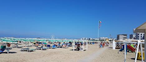 En la playa y playa de arena blanca 