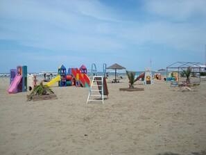 On the beach, white sand, 2 beach bars - Hotel Villa Ersilia Rimini B&B (Rimini)