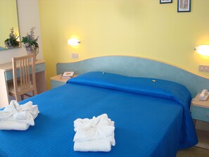 Down comforters, in-room safe, desk, laptop workspace - Hotel Villa Ersilia Rimini B&B (Rimini)