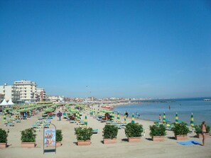 On the beach, white sand, 2 beach bars - Hotel Villa Ersilia Rimini B&B (Rimini)
