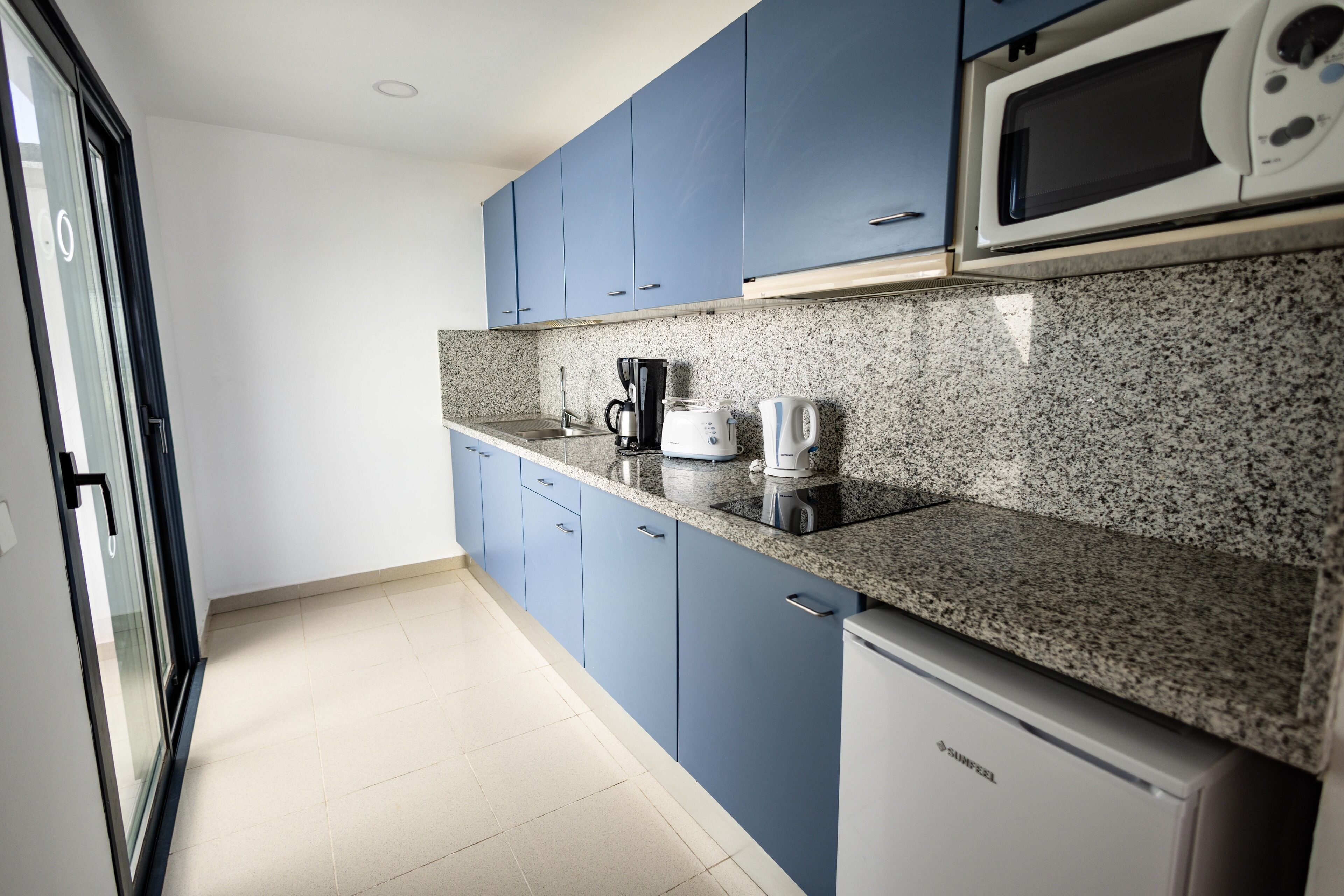 미니 냉장고, 전자레인지, 쿡탑, 토스터