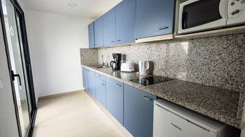 Lemari es kecil, microwave, kompor, dan pemanggang roti