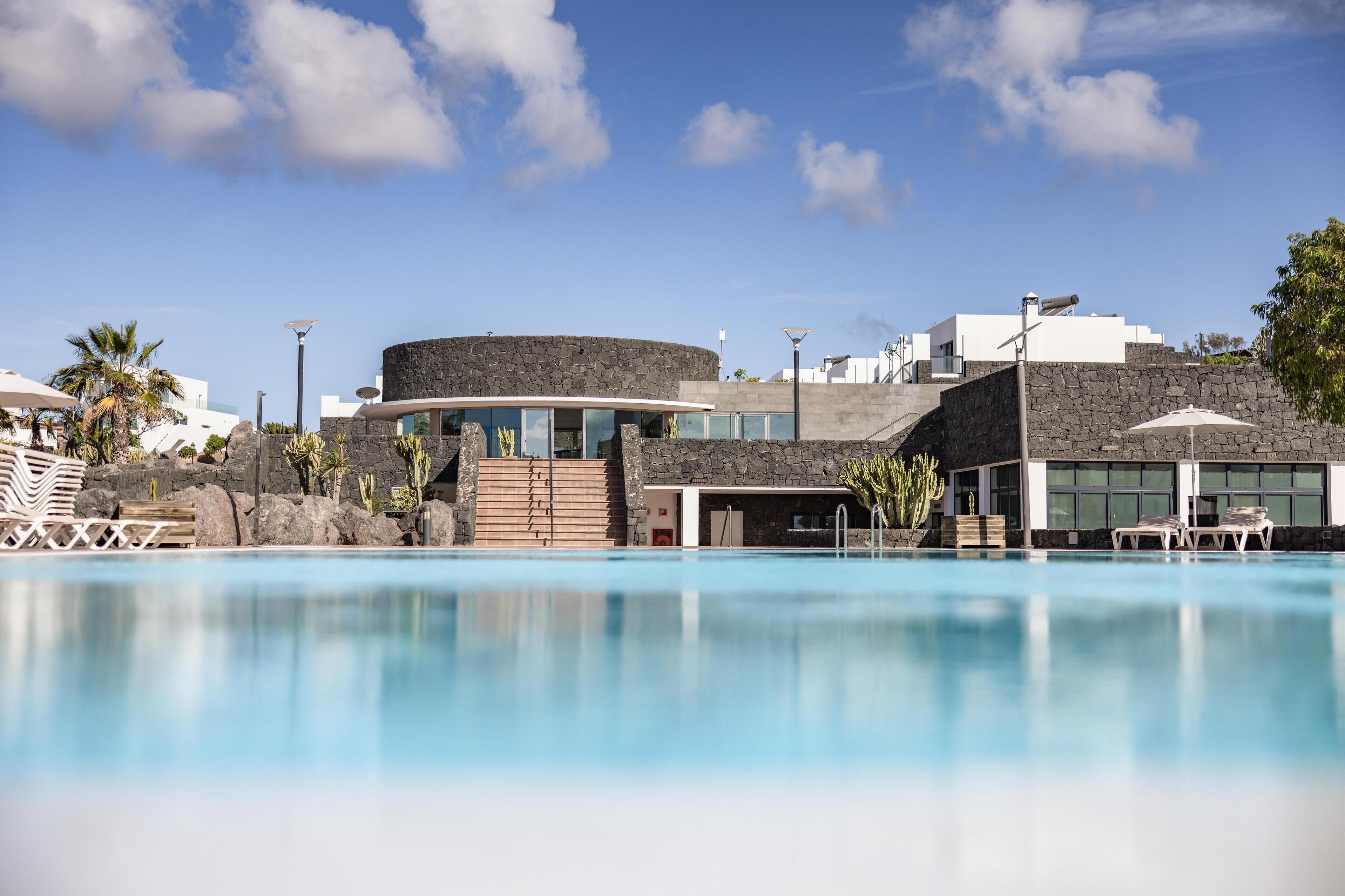 Útilaug, opið kl. 10:00 til kl. 18:00, sólhlífar, sólstólar