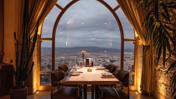 Breakfast, lunch, dinner served; alfresco dining