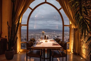 供应早餐、午餐和晚餐，室外就餐