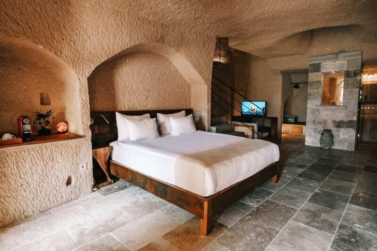 Deluxe Suite | 1 bedroom, premium bedding, minibar, in-room safe