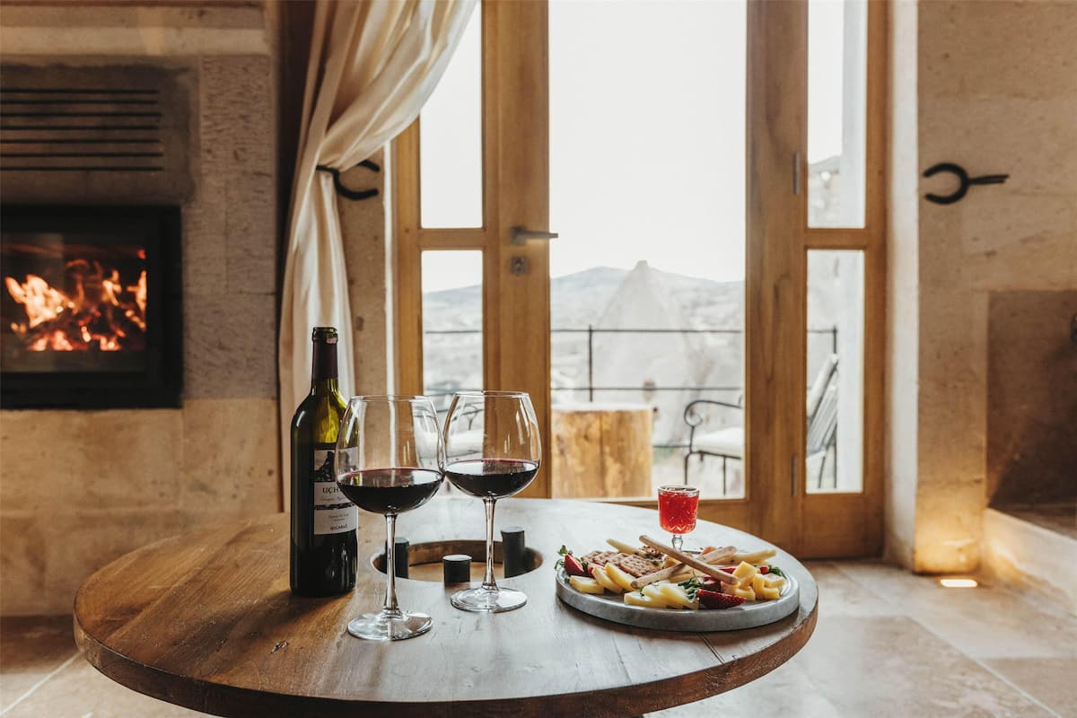 Suite with View | 1 phòng ngủ, bộ đồ giường cao cấp, minibar, két bảo mật tại phòng