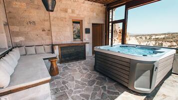 Suite with Hot Tub | 1 habitación, ropa de cama de alta calidad y minibar