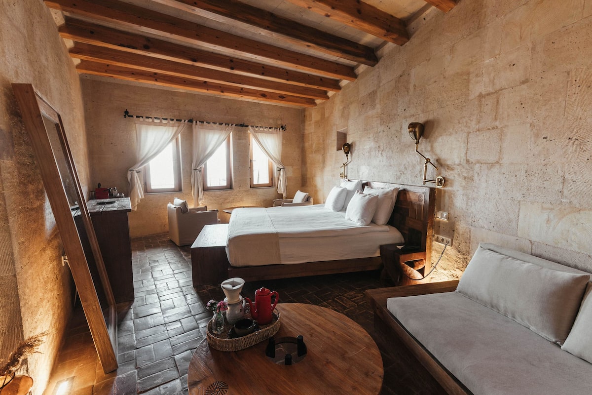 Junior Suite with View | 1 phòng ngủ, bộ đồ giường cao cấp, minibar, két bảo mật tại phòng