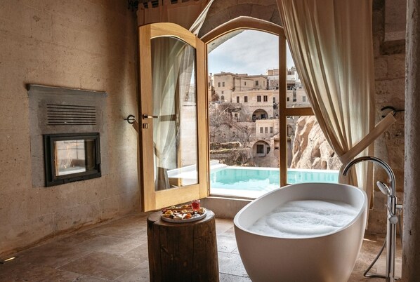 Pool Room with View | Baño | Regadera, amenidades de baño gratuitas, secadora de cabello, pantuflas