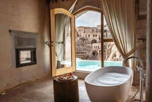 Pool Room with View | 浴室 | 淋浴设施、免费洗浴用品、吹风机、拖鞋