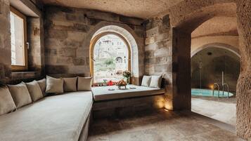 Grand Cave Pool Suite | Wohnbereich | LCD-Fernseher, Fußbodenheizung