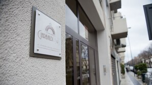 En skylt på en byggnadsvägg med kontaktuppgifter och en webbadress.
