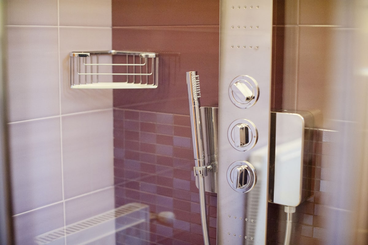 Quadruple Room | Bathroom shower