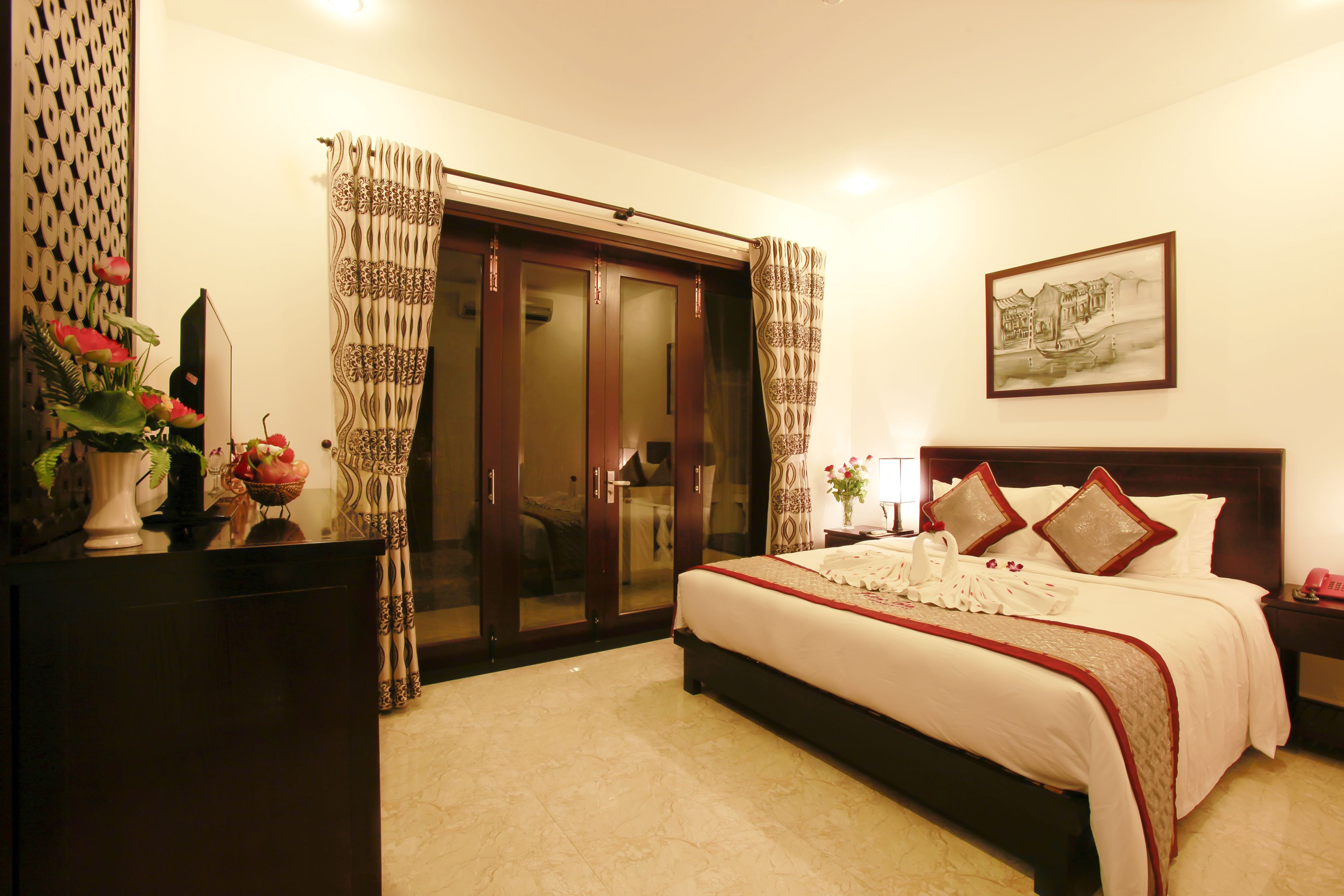 Minibar, desk, free WiFi