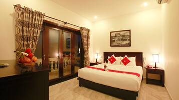 Minibar, desk, free WiFi