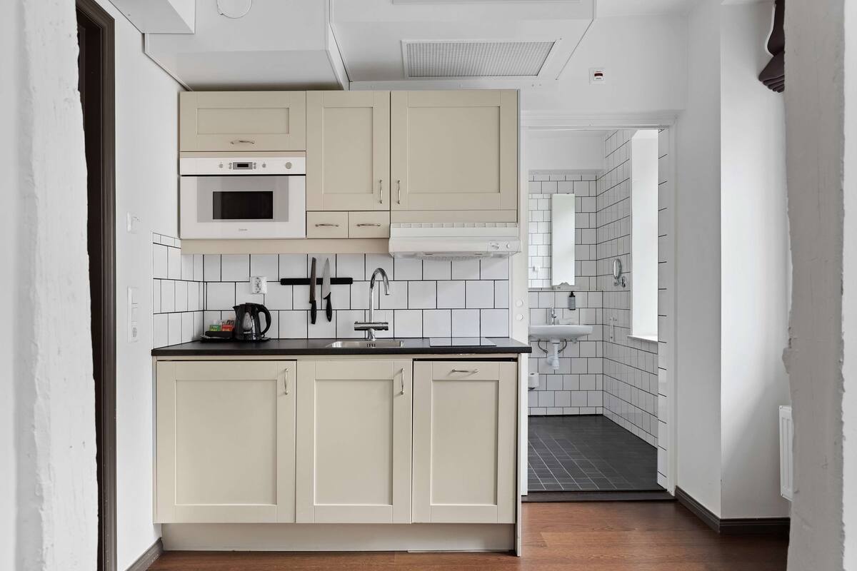 standard studio, 2 single beds, non smoking | 1 bedroom, in-room safe, desk, iron/ironing board