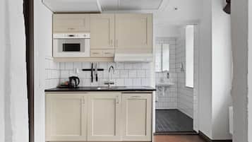 Standard Studio, 2 Twin Beds, Non Smoking | In-room safe, desk, iron/ironing board, free cribs/infant beds