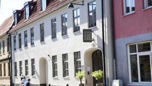 Un edificio con un cartel que dice "HOTEL NORDIC LUND" y una entrada con alfombra roja.