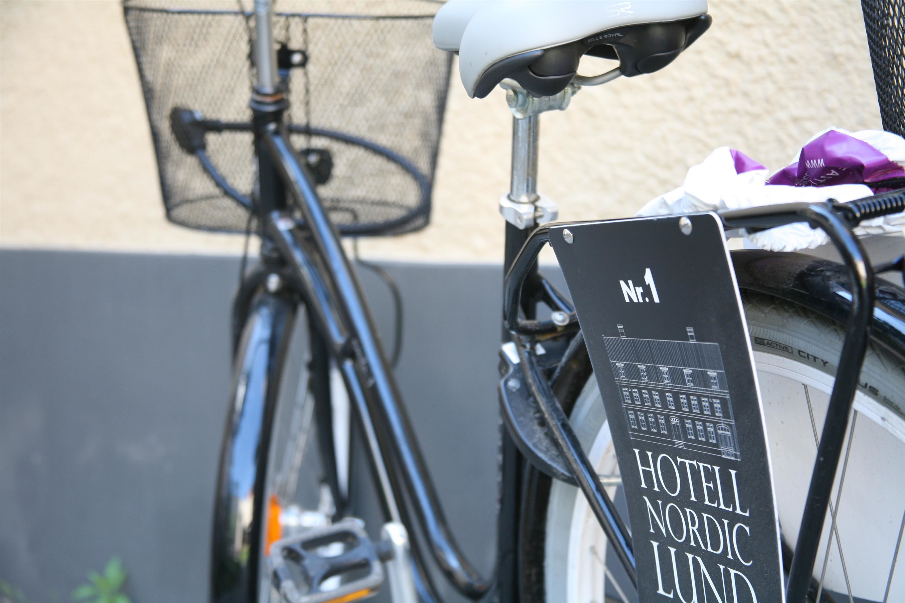 Un vélo portant une pancarte indiquant : « HÔTEL NORDIC LIND ».