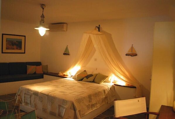 Studio, uitzicht op zee | Een bureau, geluiddichte muren, gratis babybedden, extra bedden