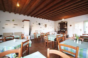 Dagelijks continentaal ontbijt (EUR 10 per persoon)