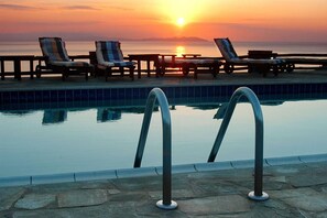 Outdoor pool, sun loungers - Cape Napos (Sifnos)