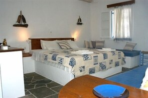 Studio, uitzicht op zee | Een bureau, geluiddichte muren, gratis babybedden, extra bedden