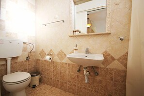 Studio, uitzicht op zee | Badkamer | Een douche, een haardroger, handdoeken