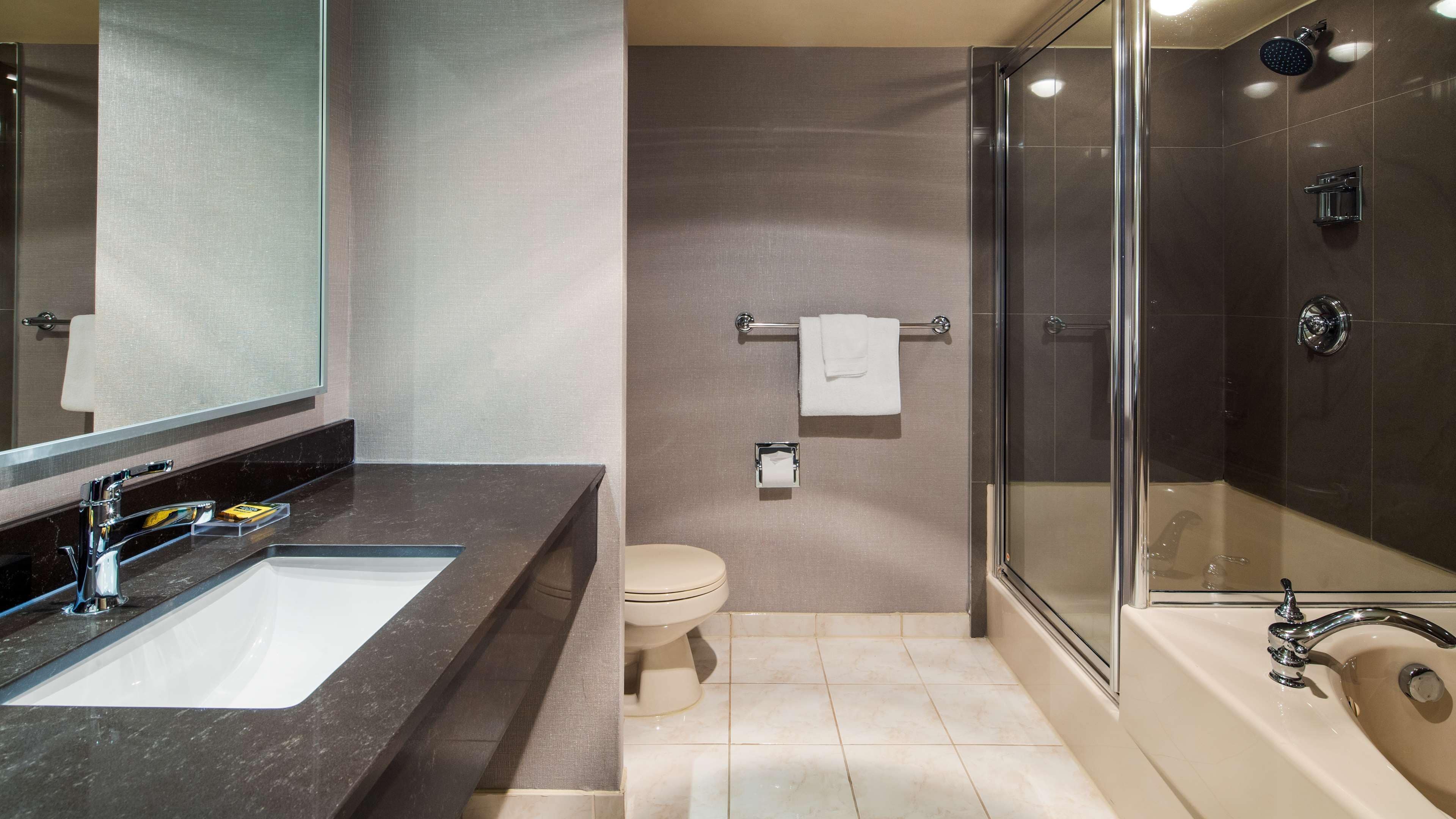 combined shower/bathtub, eco-friendly toiletries, hair dryer, towels